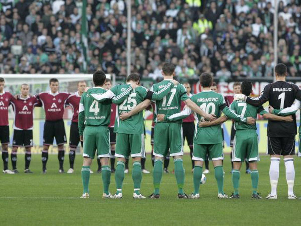 Všetky zápasy Bundesligy začali minútou ticha na Enkeho počesť