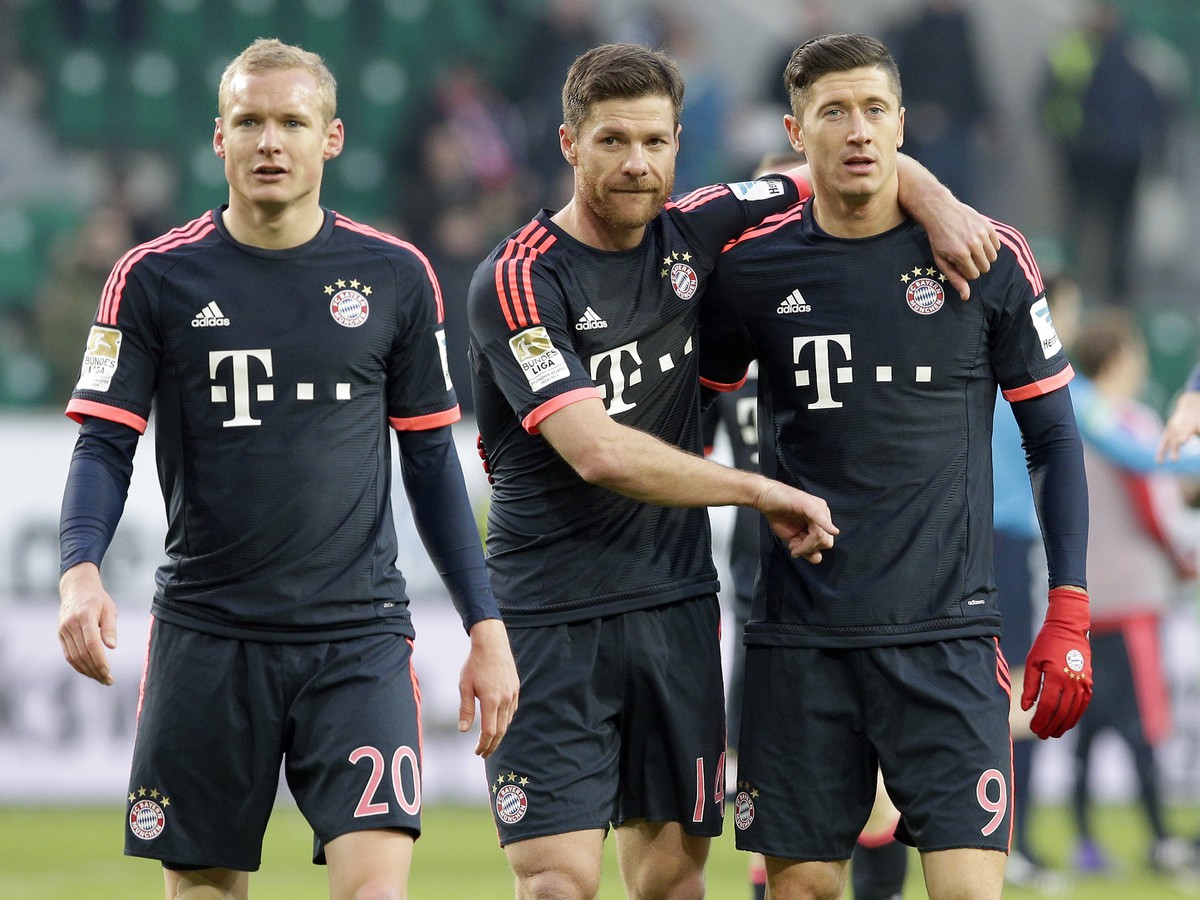 Sebastian Rode, Xabi Alonso a Robert Lewandowski oslavujú gól Bayernu