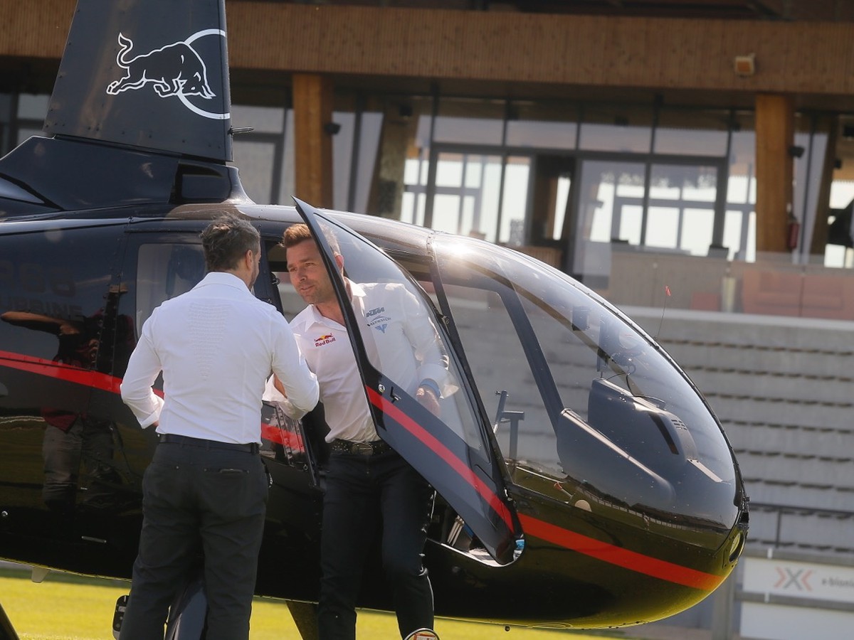 Hannes Arch priletel do Šamorína vlastnou helikoptérou