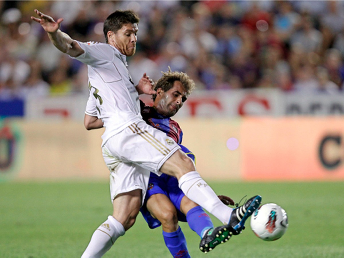 Xabi Alonso a Javier Barkero