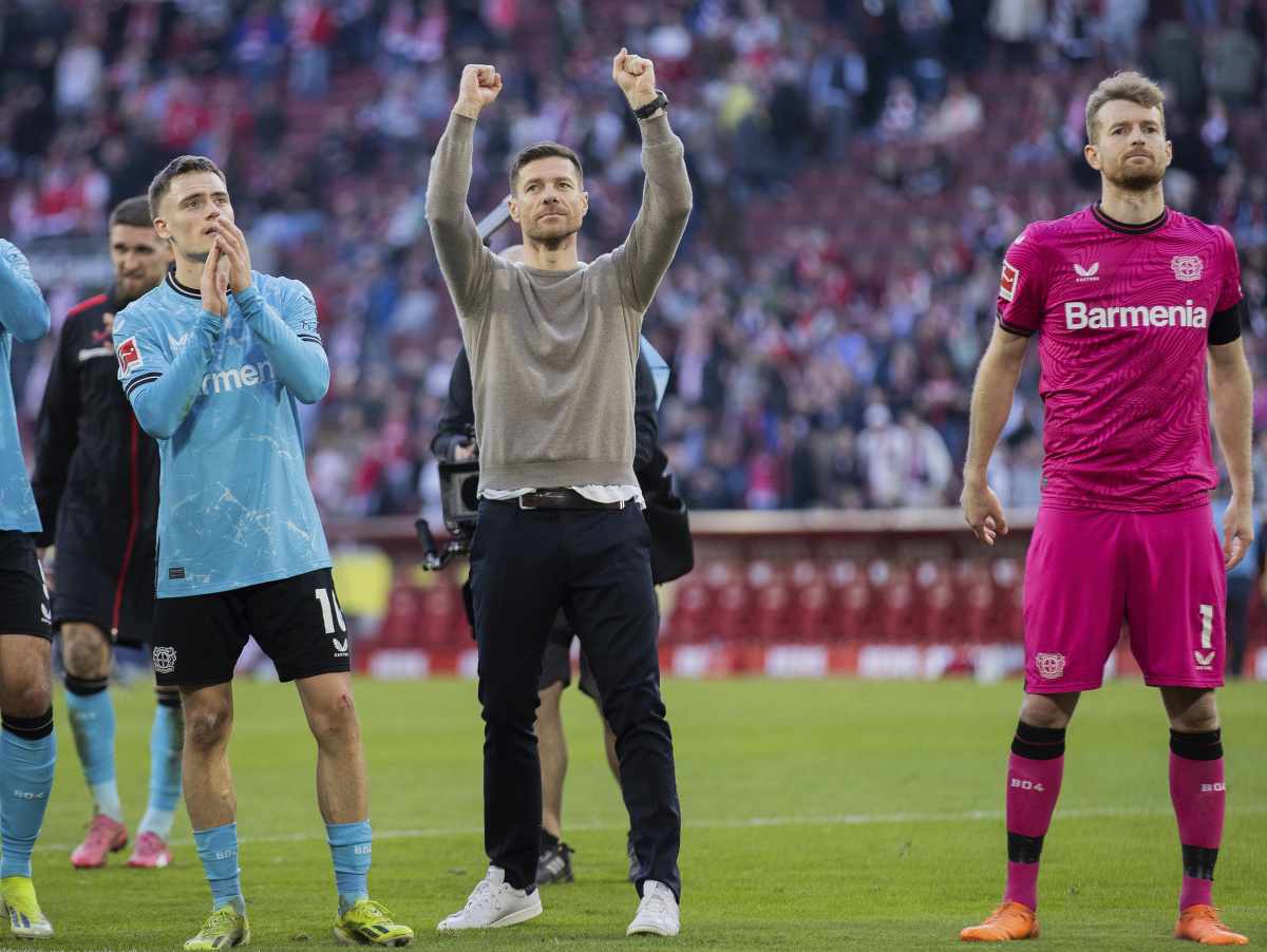 Tréner Leverkusenu Xabi Alonso a víťazné oslavy futbalistov Bayeru