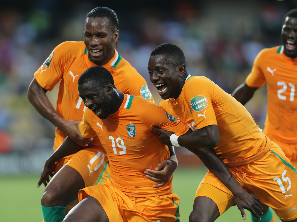 Yaya Touré so spoluhráčmi oslavuje svoj gól