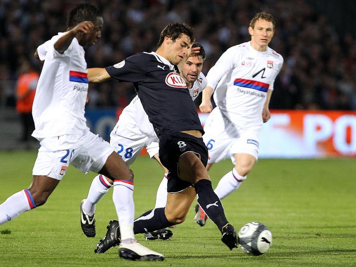 Yoann Gourcuff preniká cez Alyho Cissokha