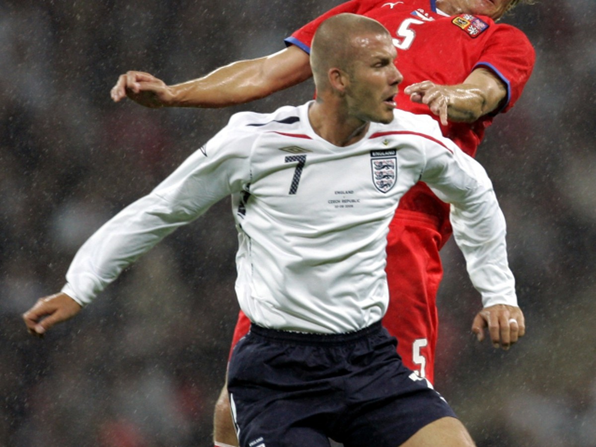 Radoslav Kováč na Wembley v súboji s Davidom Beckhamom 