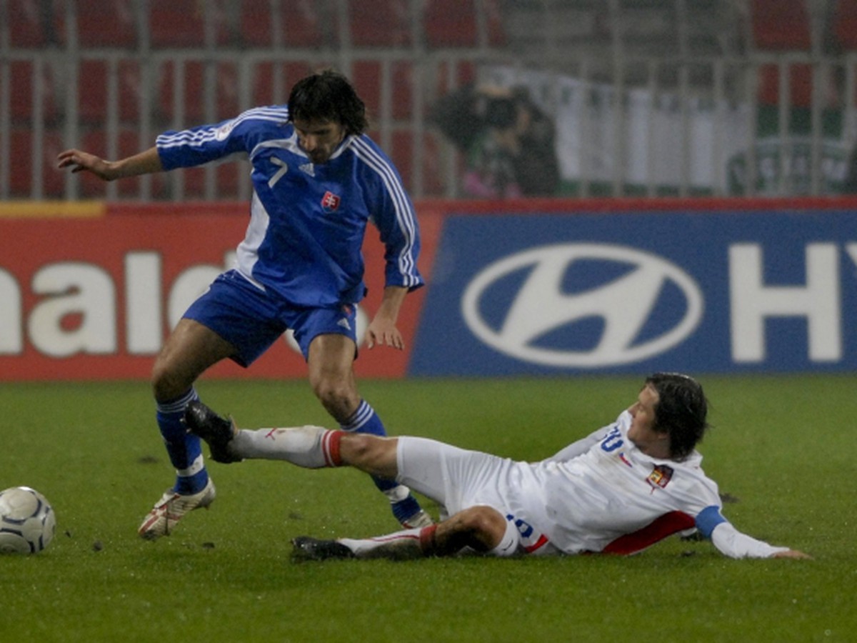 Krajčík v súboji  s Rosickým v pamätnom zápase v novembri 2007 v Prahe