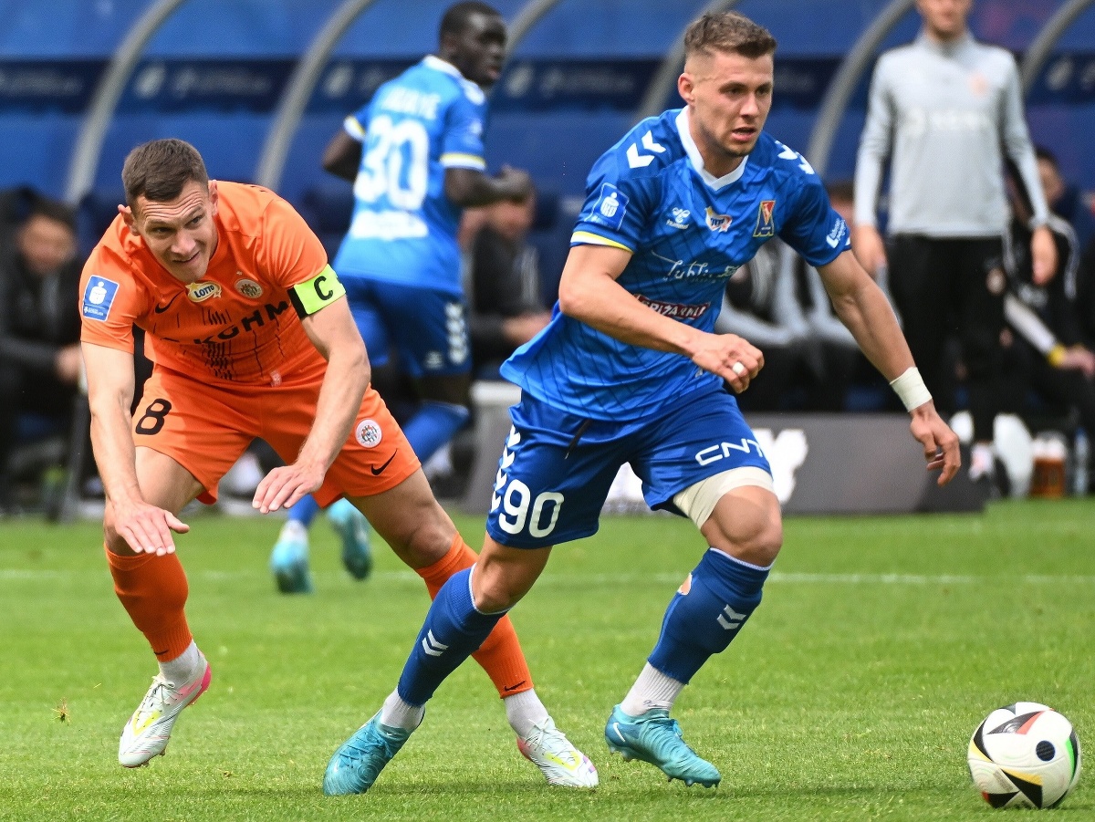 Slovenský futbalista v drese Motoru Lublin Samuel Mráz (vpravo) a hráč Zaglebie Lubin Dominik Dąbrowski bojujú o loptu 