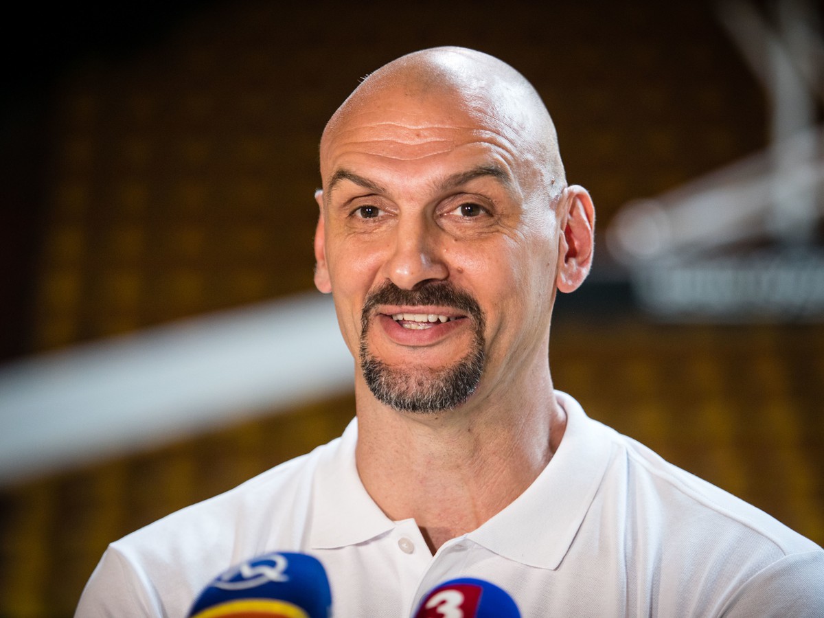 Nový tréner mužskej basketbalovej reprezentácie Slovenska Žan Tabak počas tlačovej konferencie 