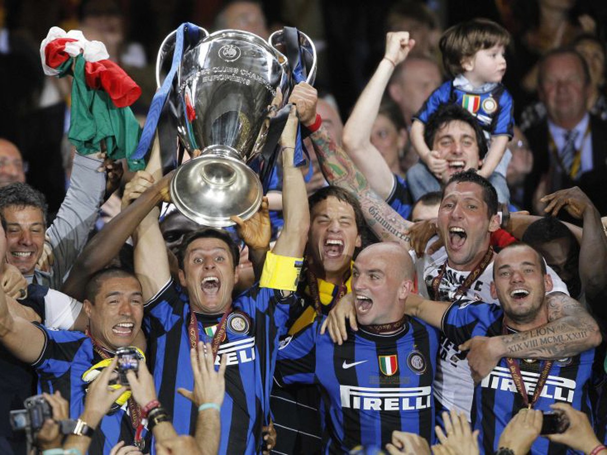 Kapitán Zanetti s víťaznou trofejou