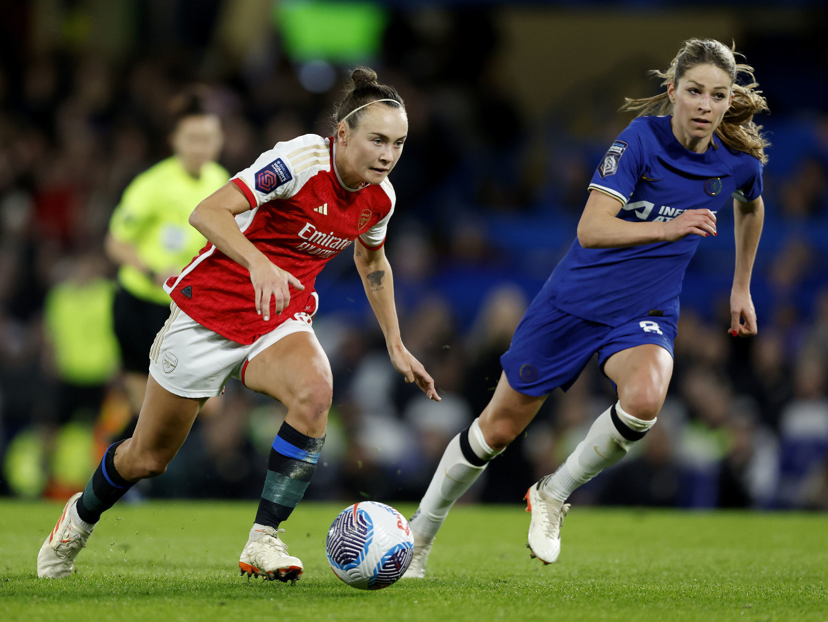 Caitlin Foord (Arsenal) v súboji o loptu s Melanie Leupolzovou (Chelsea)