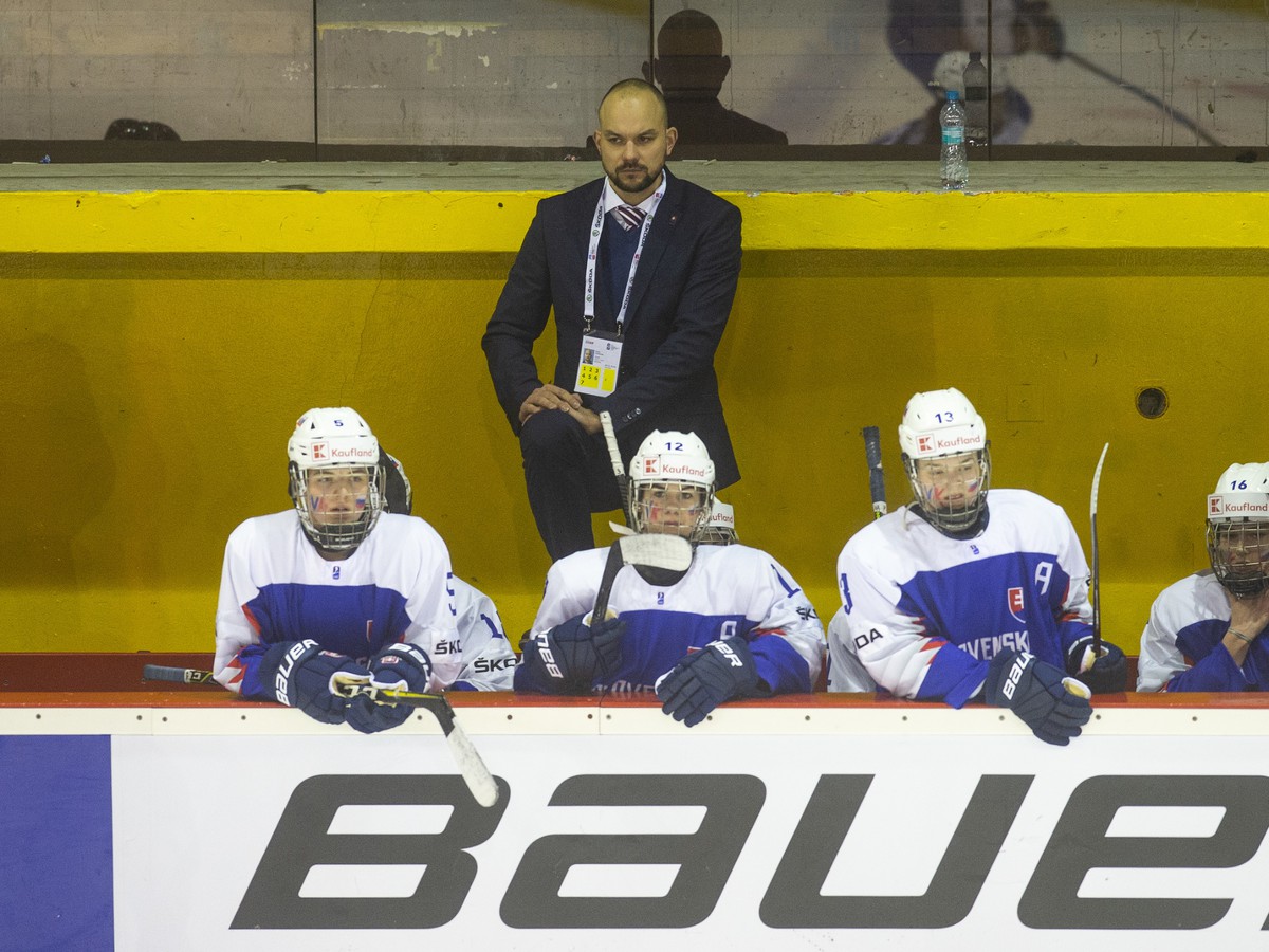 Na snímke hore tréner ženskej hokejovej reprezentácie do 18 rokov Peter Kúdelka