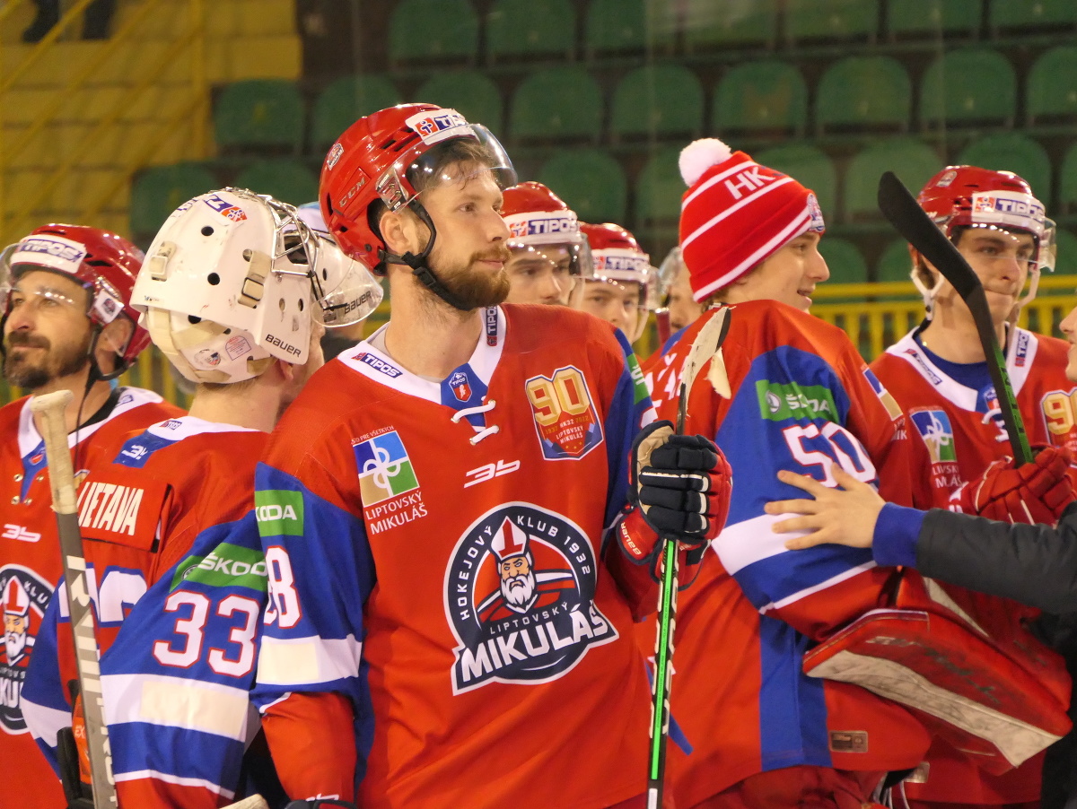 Hokejisti MHk 32 Liptovský Mikuláš oslavujú udržanie sa medzi slovenskou hokejovou elitou po barážovom triumfe so ŽIlinou