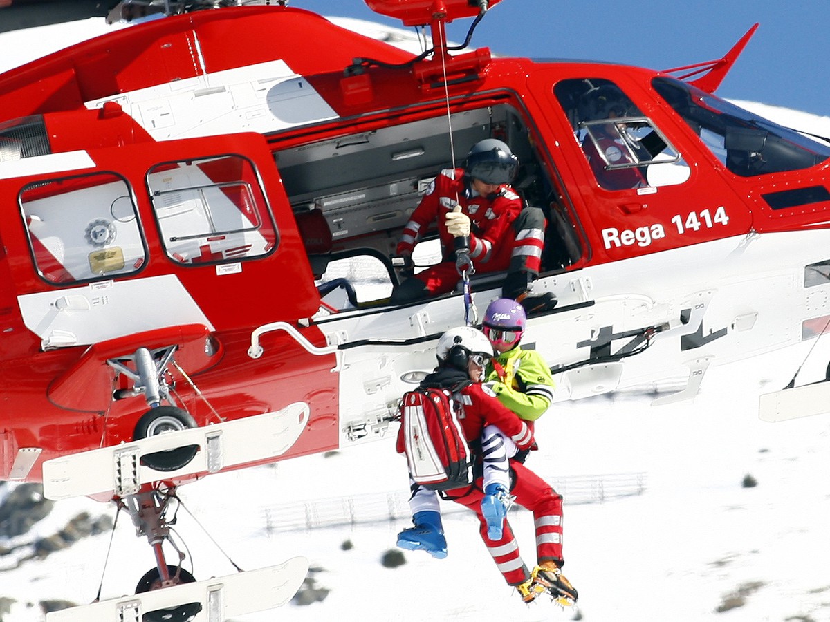 Maria Höflová-Rieschová v opatere záchranárov pri nastupovaní do vrtuľníka.