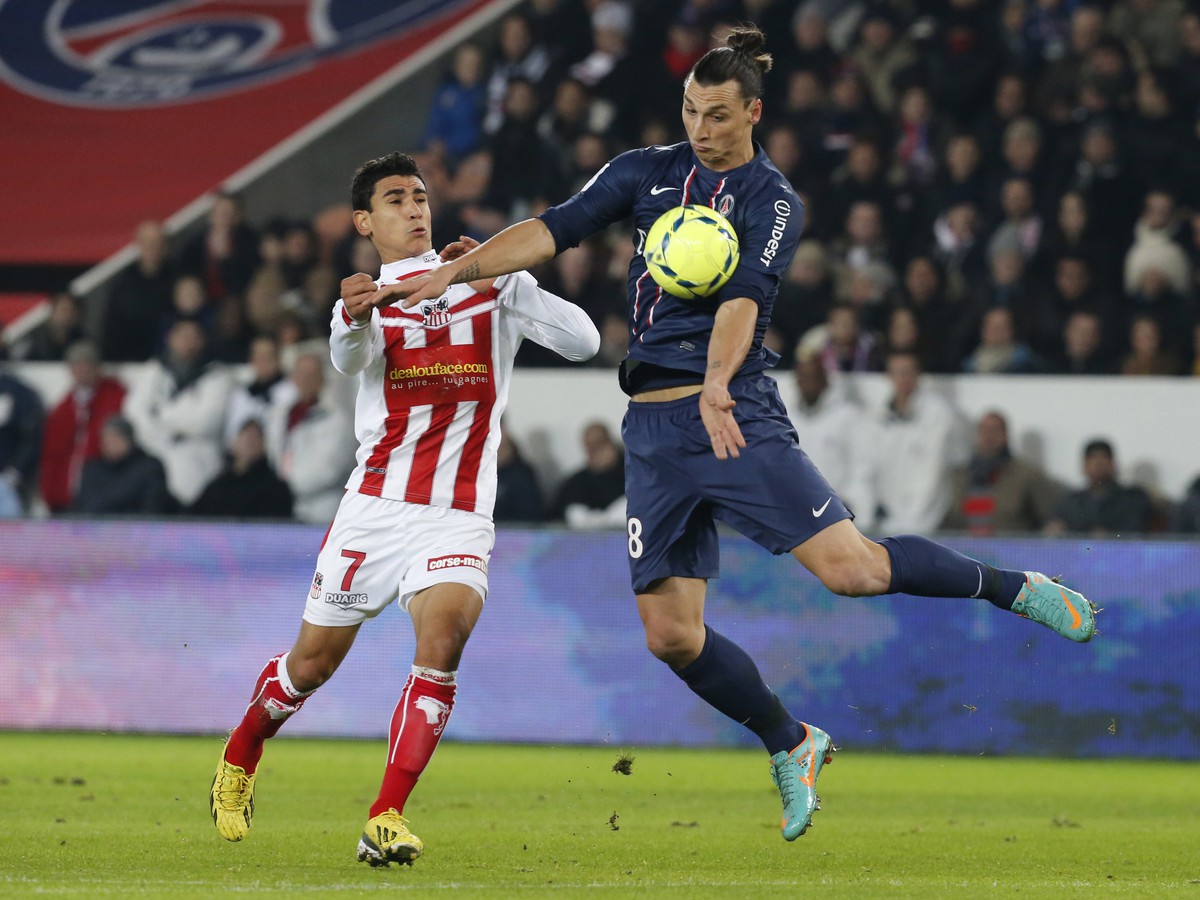 Zlatan Ibrahimovič sa proti Ajacciu strelecky nepresadil, v dueli však inkasoval žltú kartu