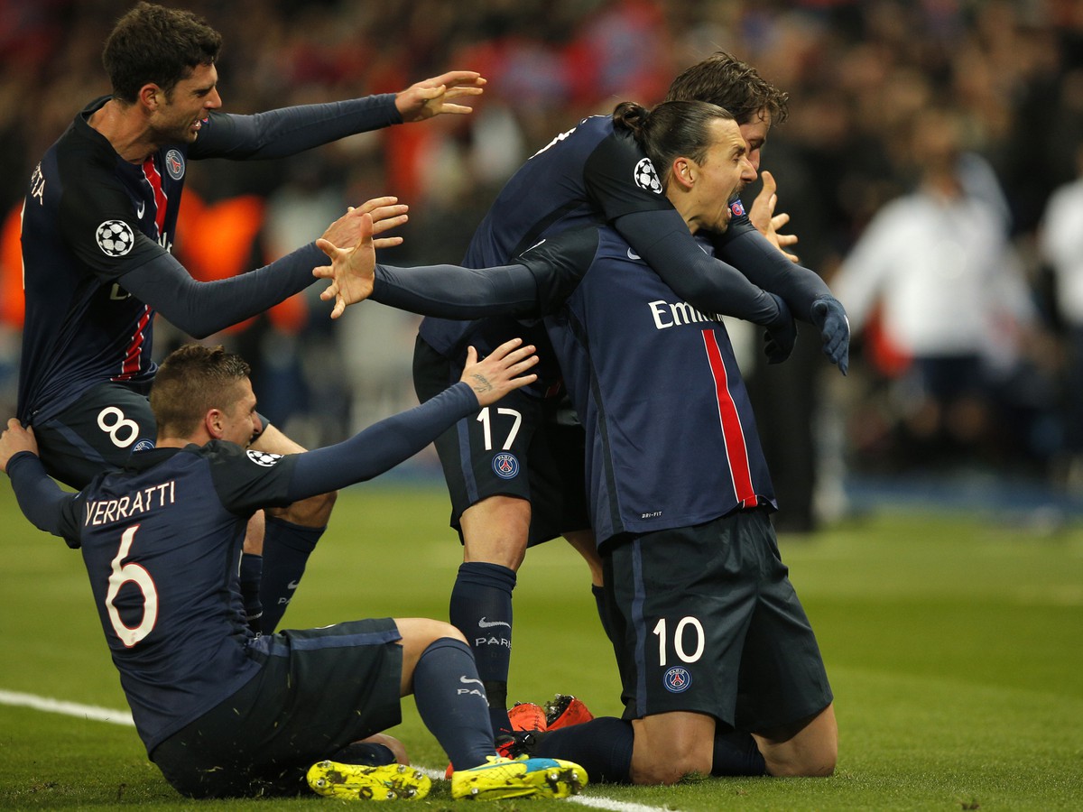 Zlatan Ibrahimovič oslavuje so spoluhráčmi úvodný gól duelu