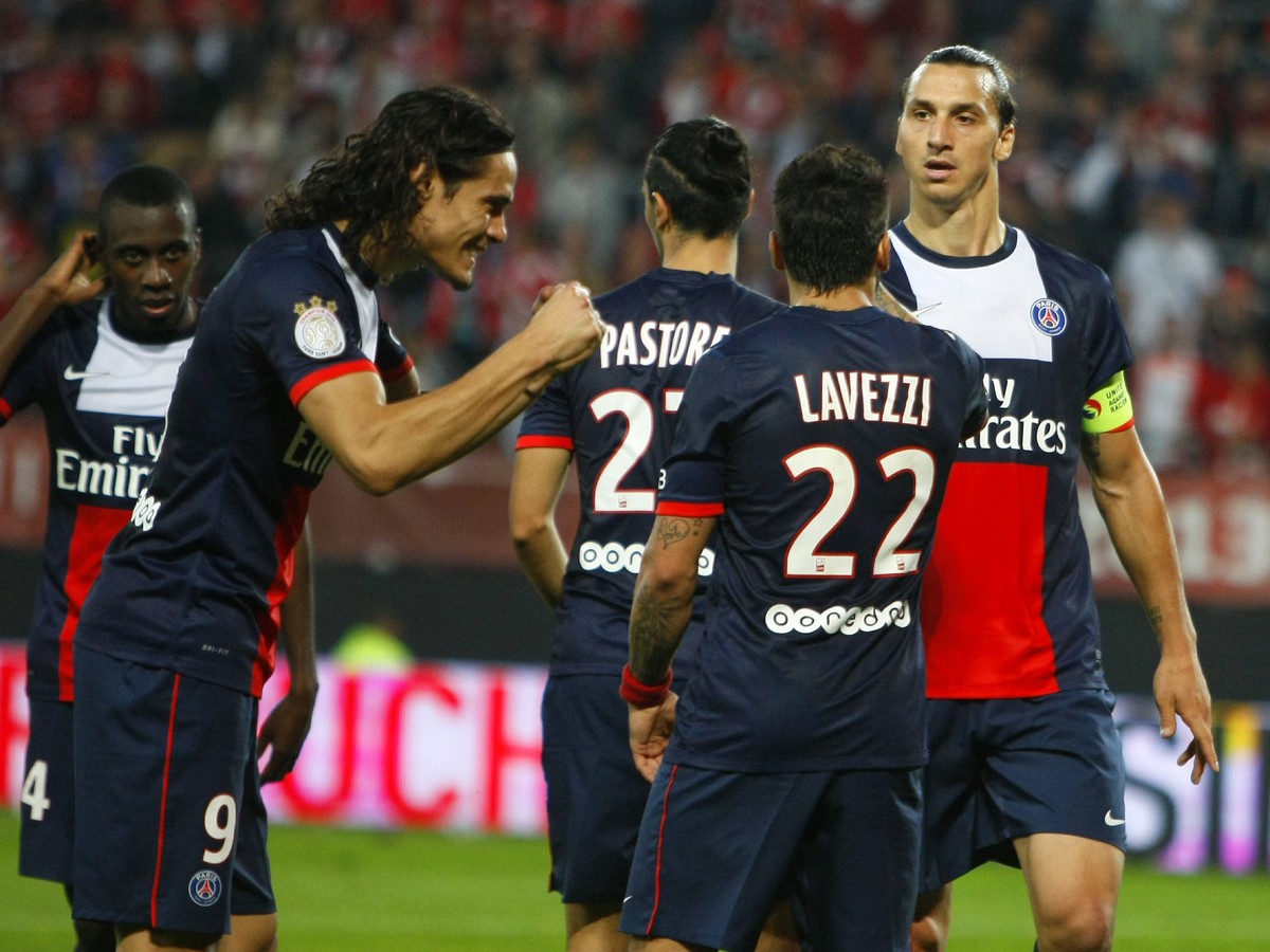 Edinson Cavani (vľavo) so spoluhráčmi oslavuje svoj gól do siete Valenciennes