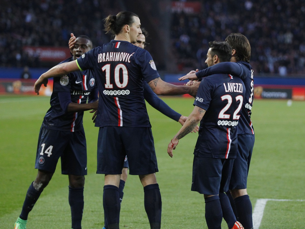 Zlatan Ibrahimovič (10) so spoluhráčmi oslavuje gól PSG