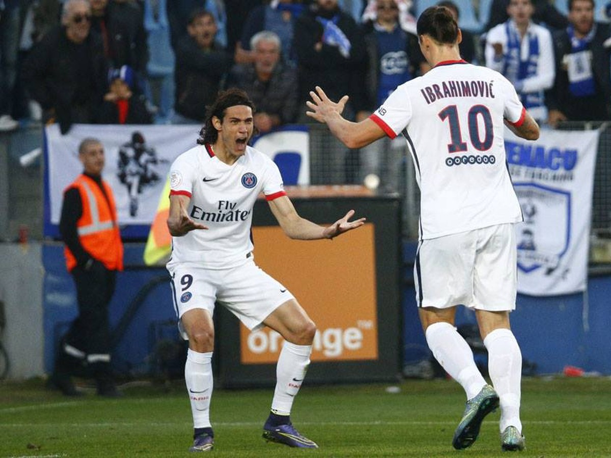 Zlatan Ibrahimovič (10) a Edinson Cavani oslavujú gól PSG
