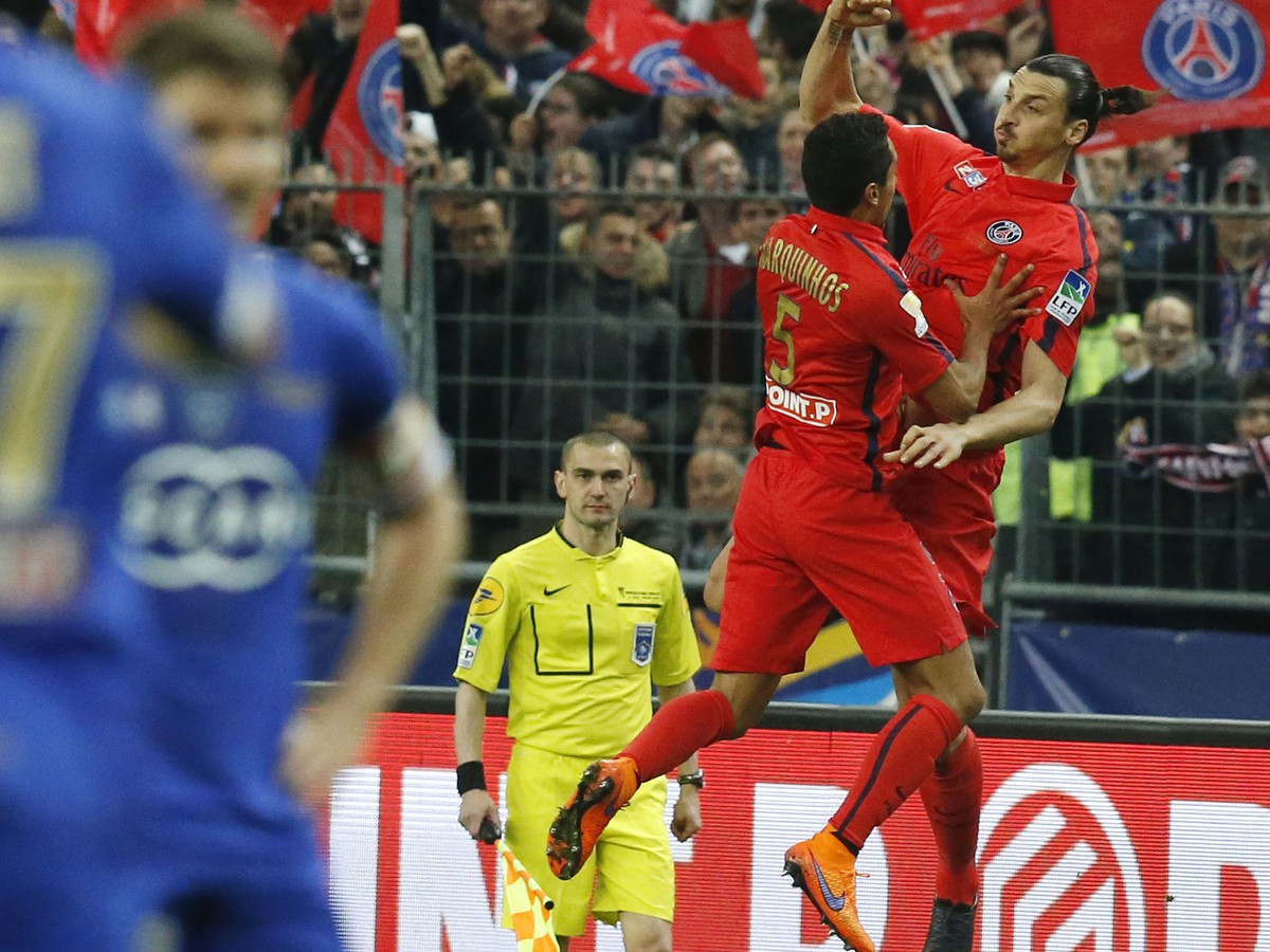 Zlatan Ibrahimovič a Marquinhos oslavujú gól PSG