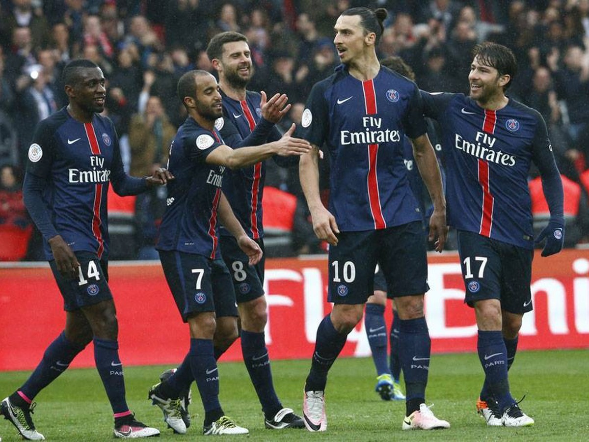 Zlatan Ibrahimovič so spoluhráčmi oslavuje svoj gól