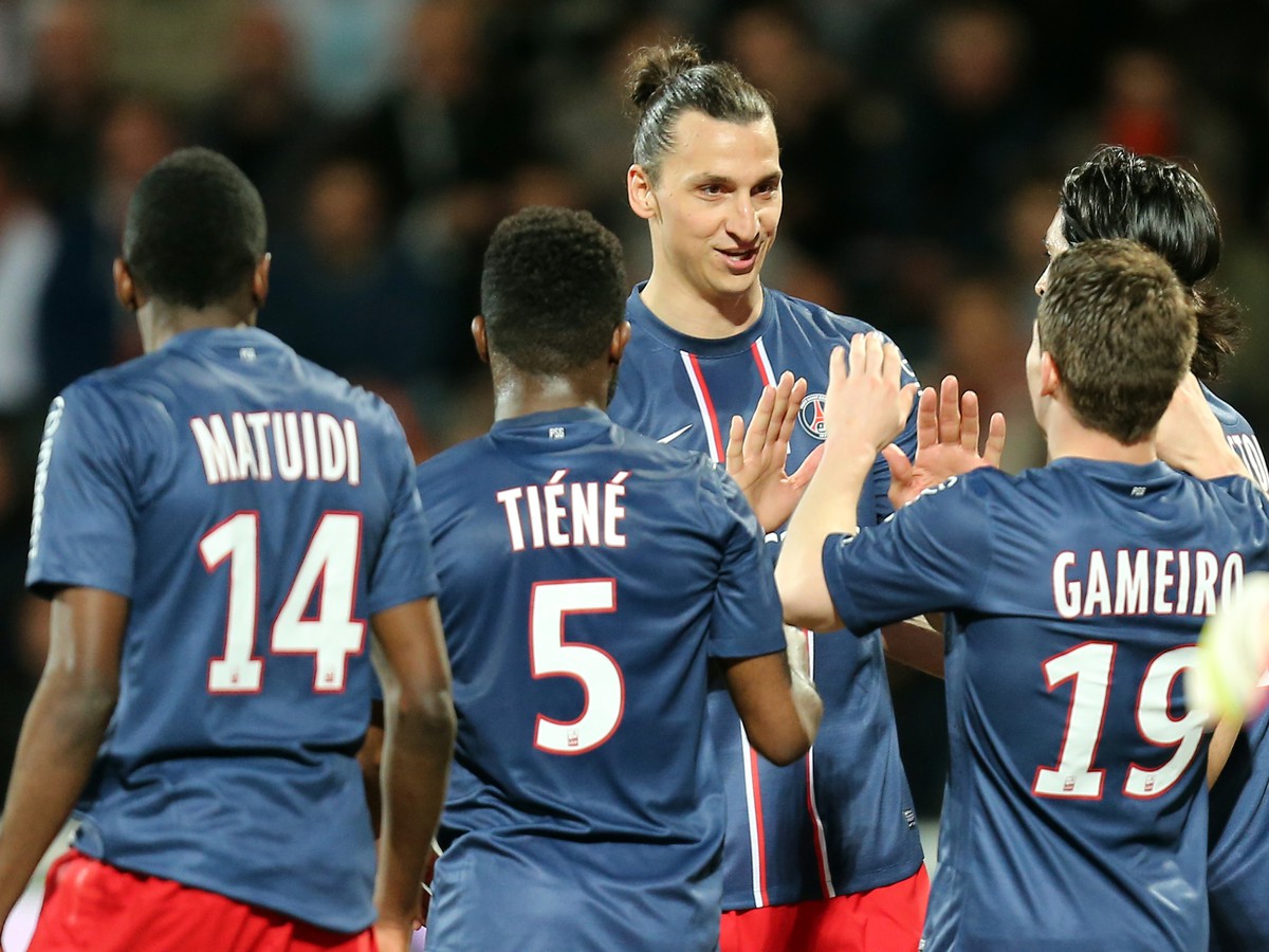 Zlatan Ibrahimovič sa teší zo spoluhráčmi na ihrisku Lorientu
