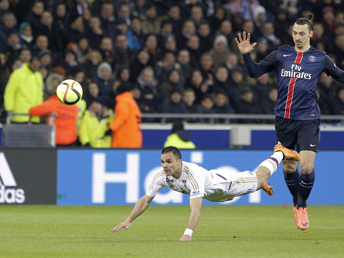 Zlatan Ibrahimovič a Olivier Michel Kemen v súboji o loptu