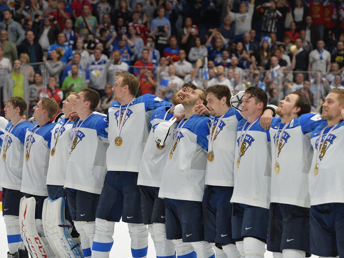 Na snímke víťazný tím Fínska s pohárom nad hlavou po víťazstve nad Kanadou vo finálovom zápase Kanada - Fínsko