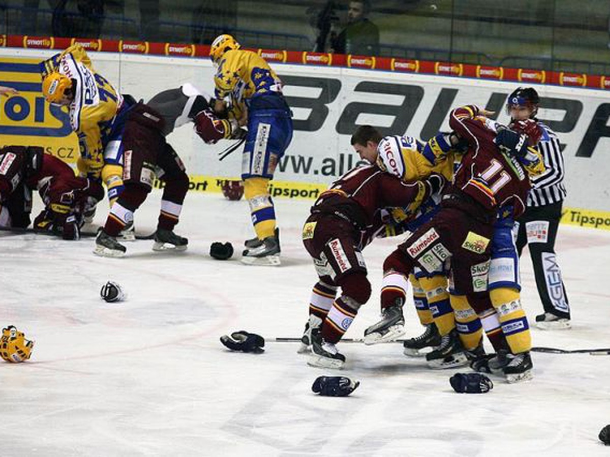 O hromadné bitky v zápase Zlín - Sparta nebola núdza