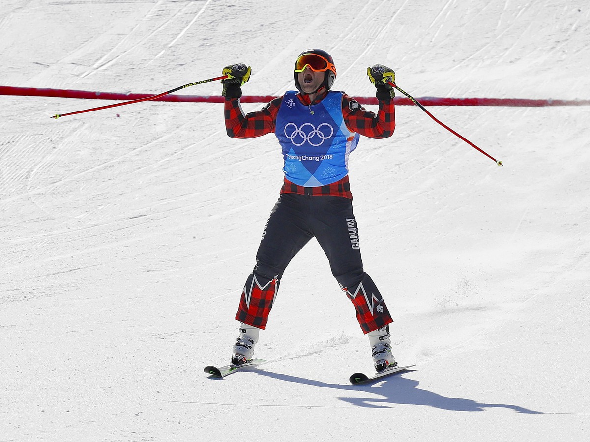 Kanadský reprezentant Brady Leman sa teší po zisku zlatej olympijskej medaily v skikrose