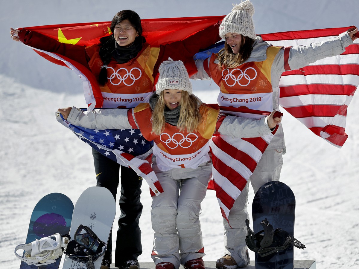 Americká snoubordistka Chloe Kimová (v strede) získala zlatú medailu na U-rampe