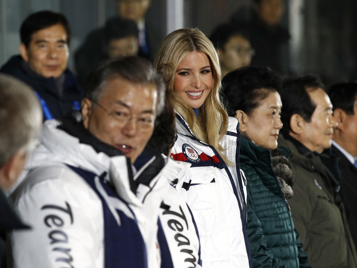 Juhokórejský prezident Mun Če-in (vľavo) a Ivanka Trumpová (druhá zľava), dcéra amerického prezidenta Donalda Trumpa stoja počas záverečného ceremoniálu na ZOH 2018 v juhokórejskom Pjongčangu