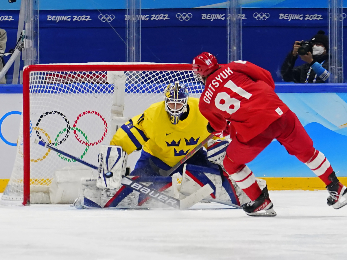 Ruský útočník Arsenij Gricjuk strieľa víťazný nájazd v semifinále hokejového turnaja