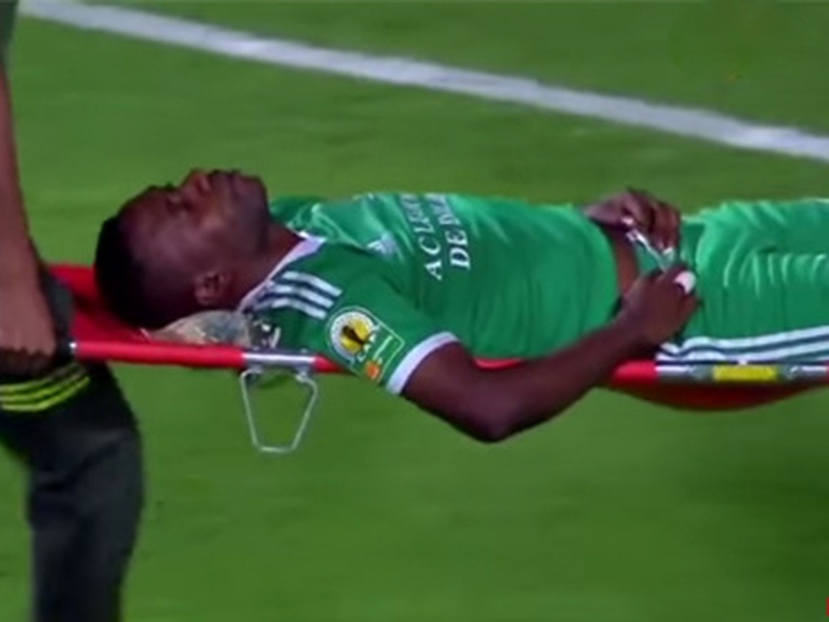 Rudy Ndey po nepríjemnom zranení opúšťa ihrisko na nosidlách