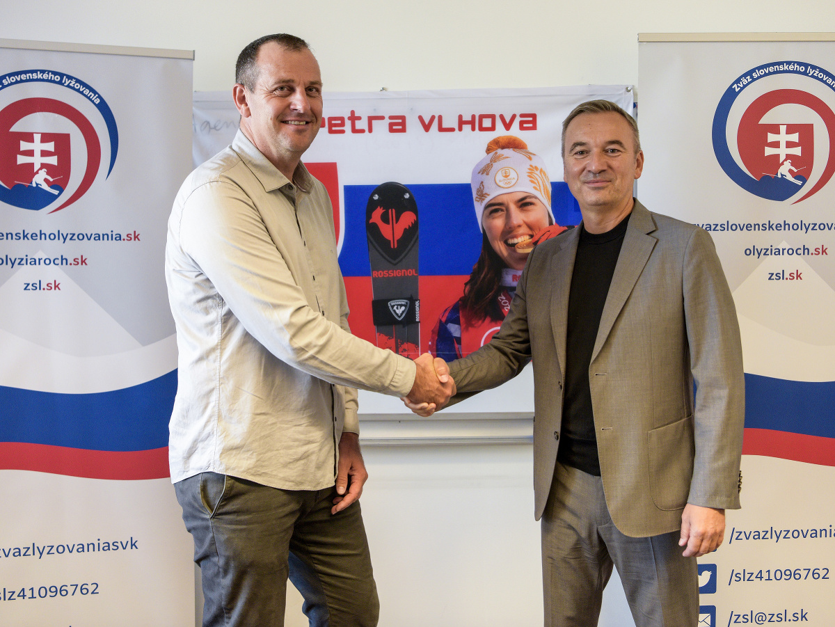 Na snímke zľava novozvolený prezident Zväzu slovenského lyžovania, Martin Paško, bývalý prezident ZSL Ján Krajčík počas tlačovej konferencie Zväzu slovenského lyžovania