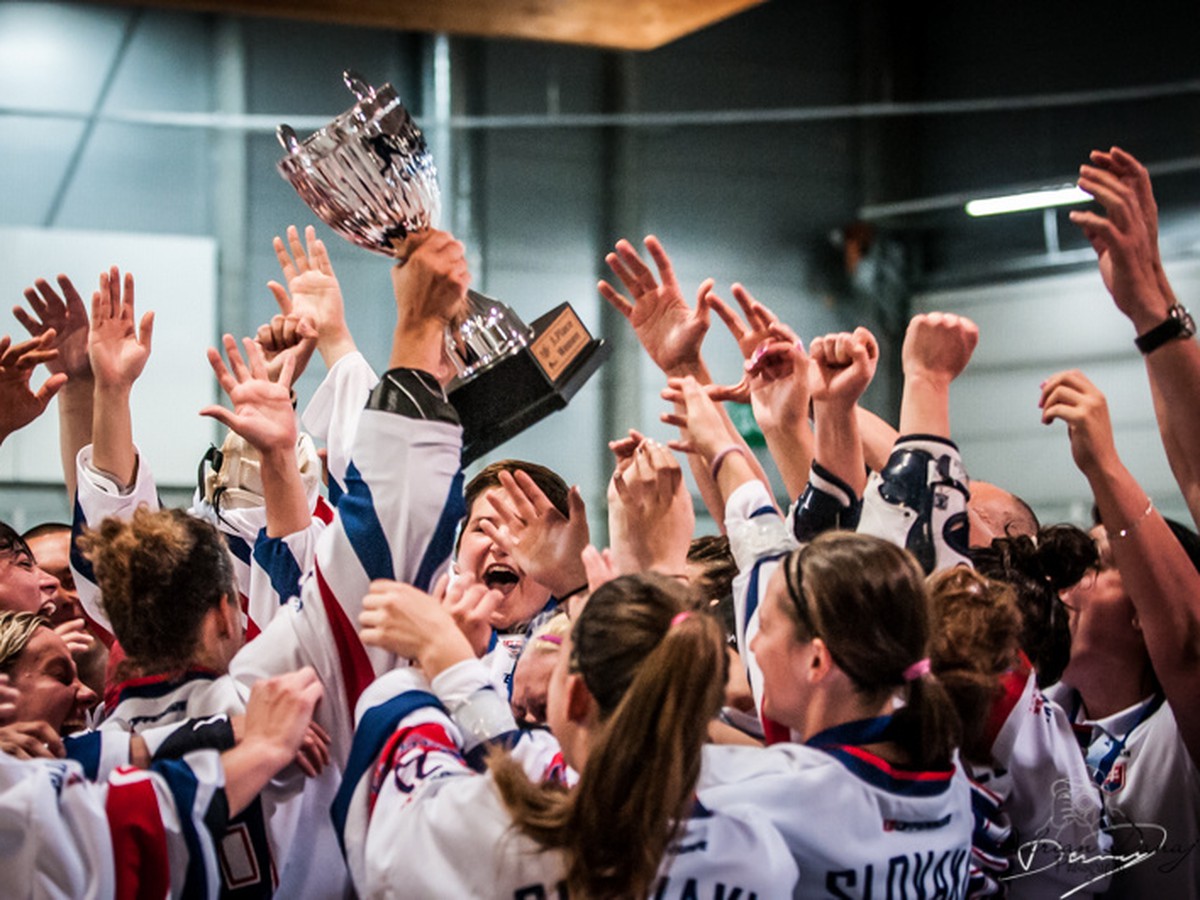 Slovenské hokejbalistky na MS oslavujú zisk bronzu