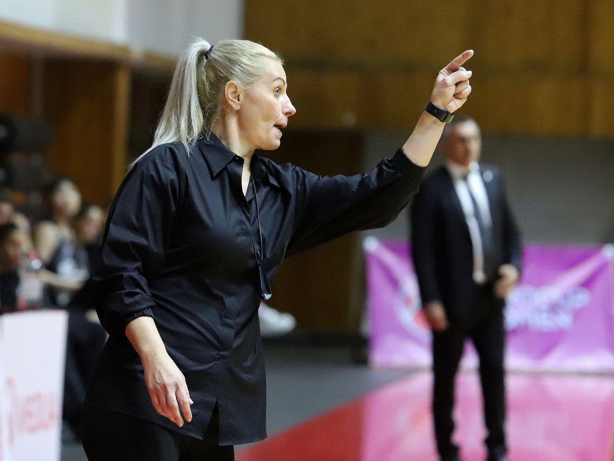 Na snímke hlavná trénerka Slávie Banská Bystrica Zuzana Žirková gestikuluje počas zápasu