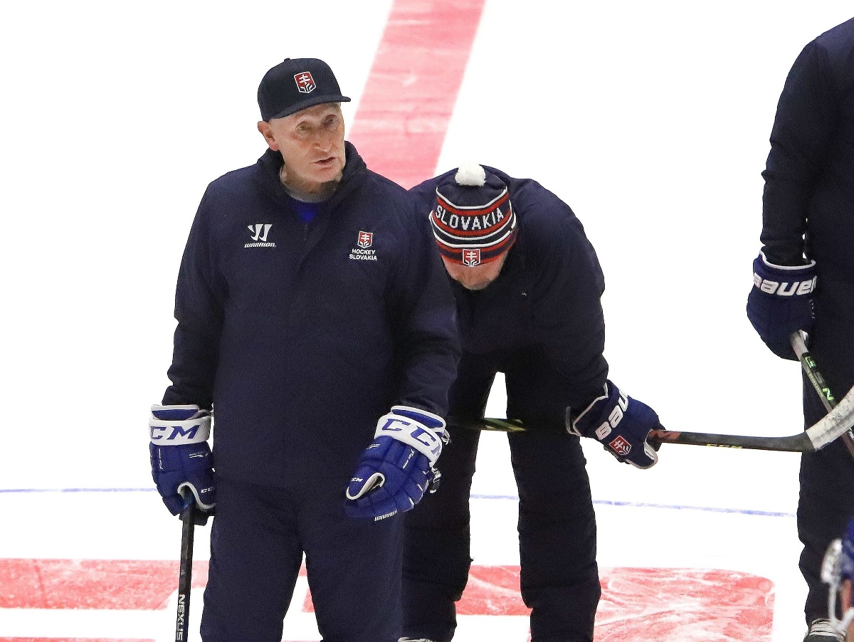 Tréner slovenskej hokejovej reprezentácie Craig Ramsay počas tréningu na zraze slovenskej hokejovej reprezentácie pred prípravným dvojzápasom s Nemeckom vo Zvolene