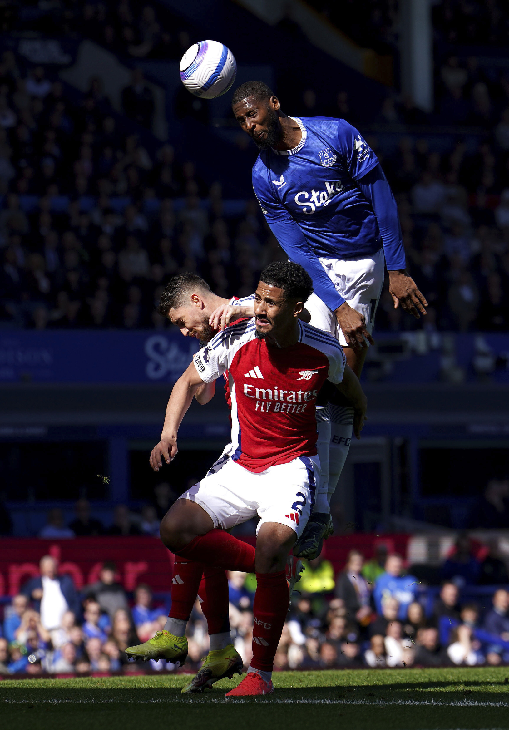 Futbalista Evertonu Beto (hore)