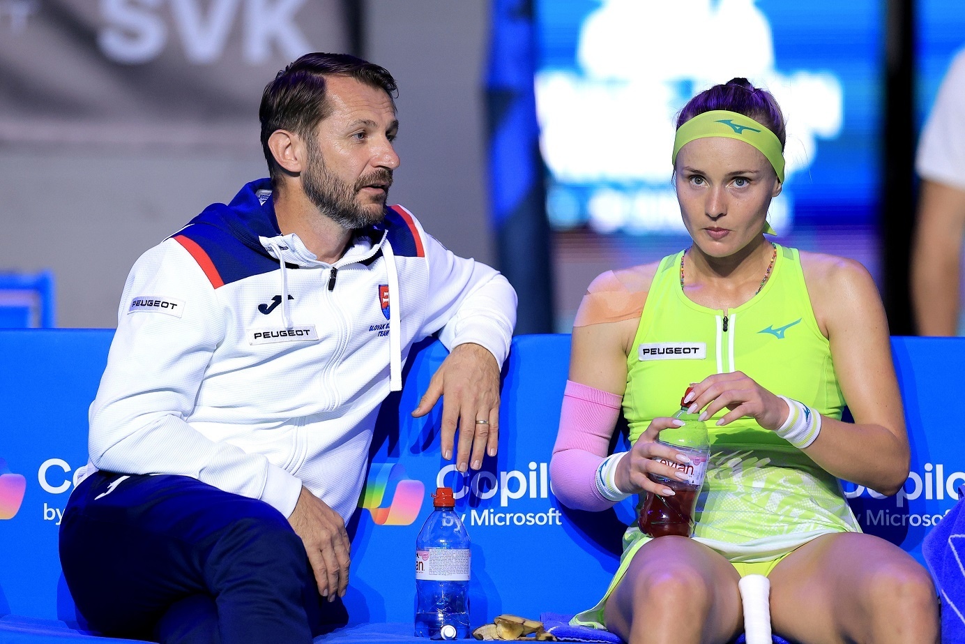 Rebecca Šramková na lavičke