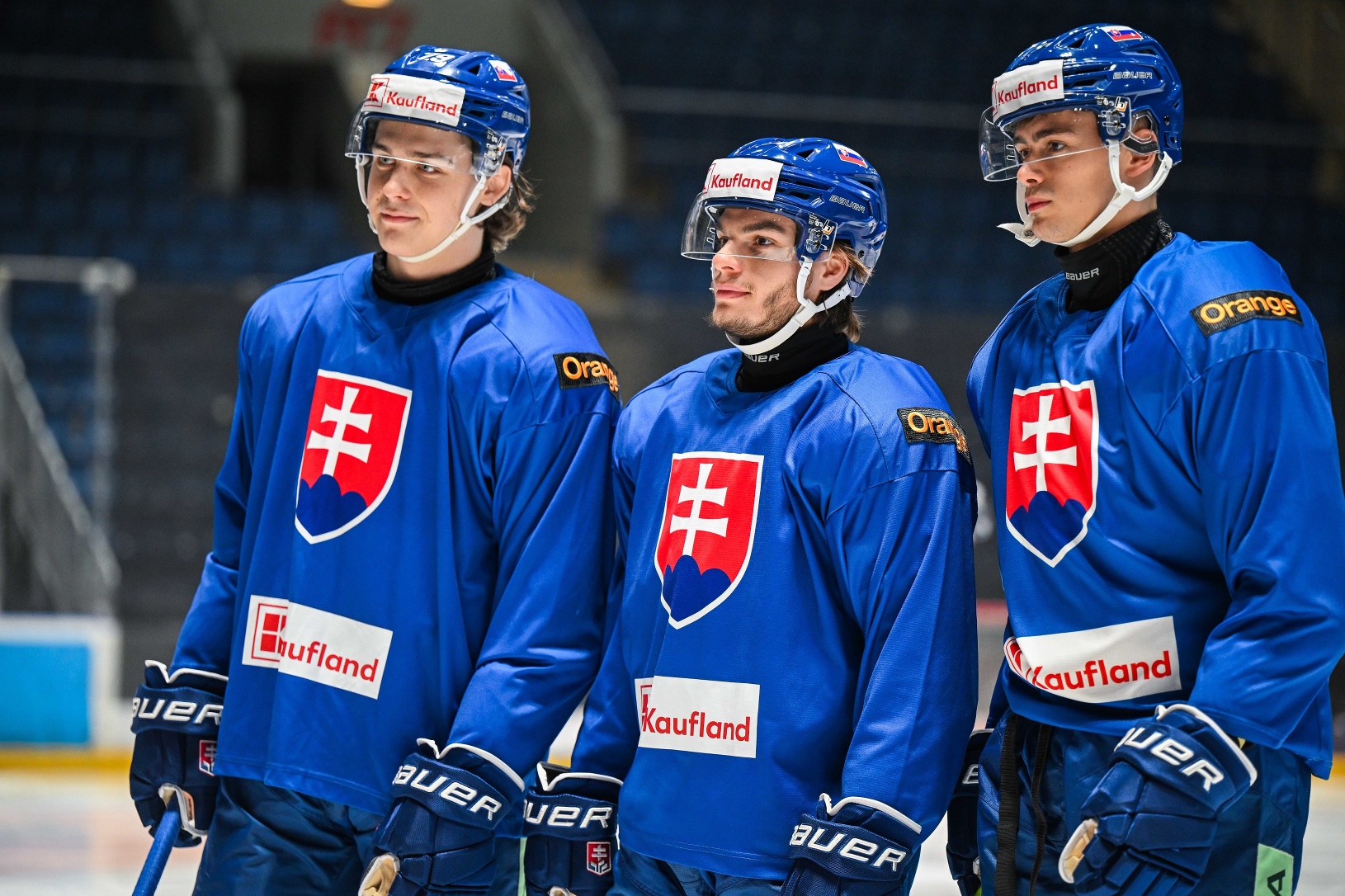 Slovenskí hokejisti, zľava Andrej