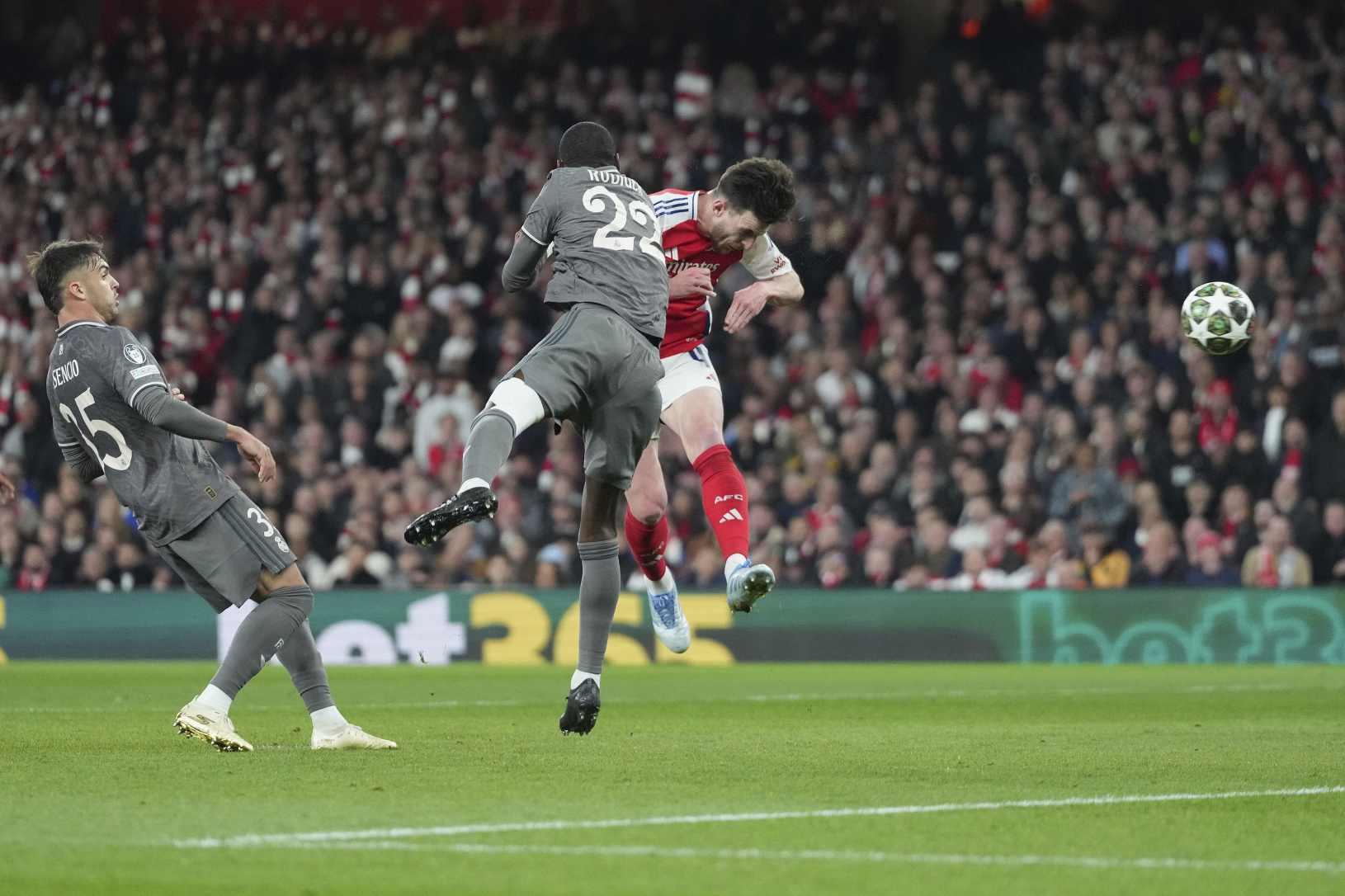 Declan Rice hlavičkuje na