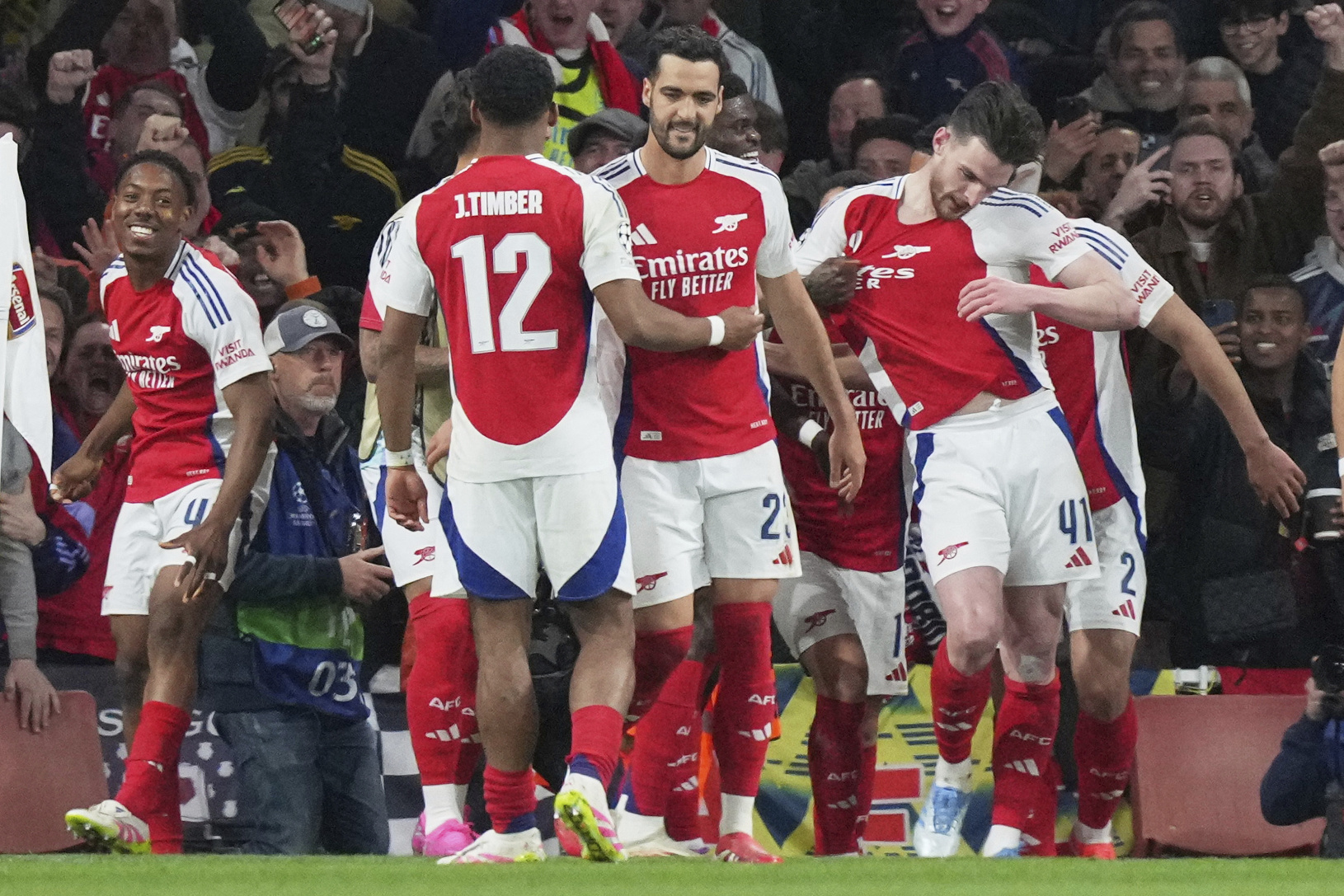 Radujúci sa hráči Arsenalu