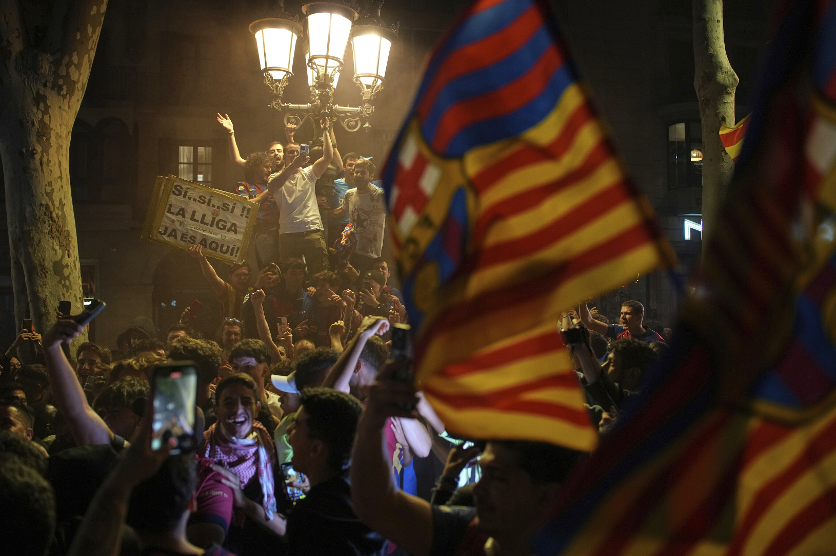 Fanúšikovia Barcelony oslavujú zisk