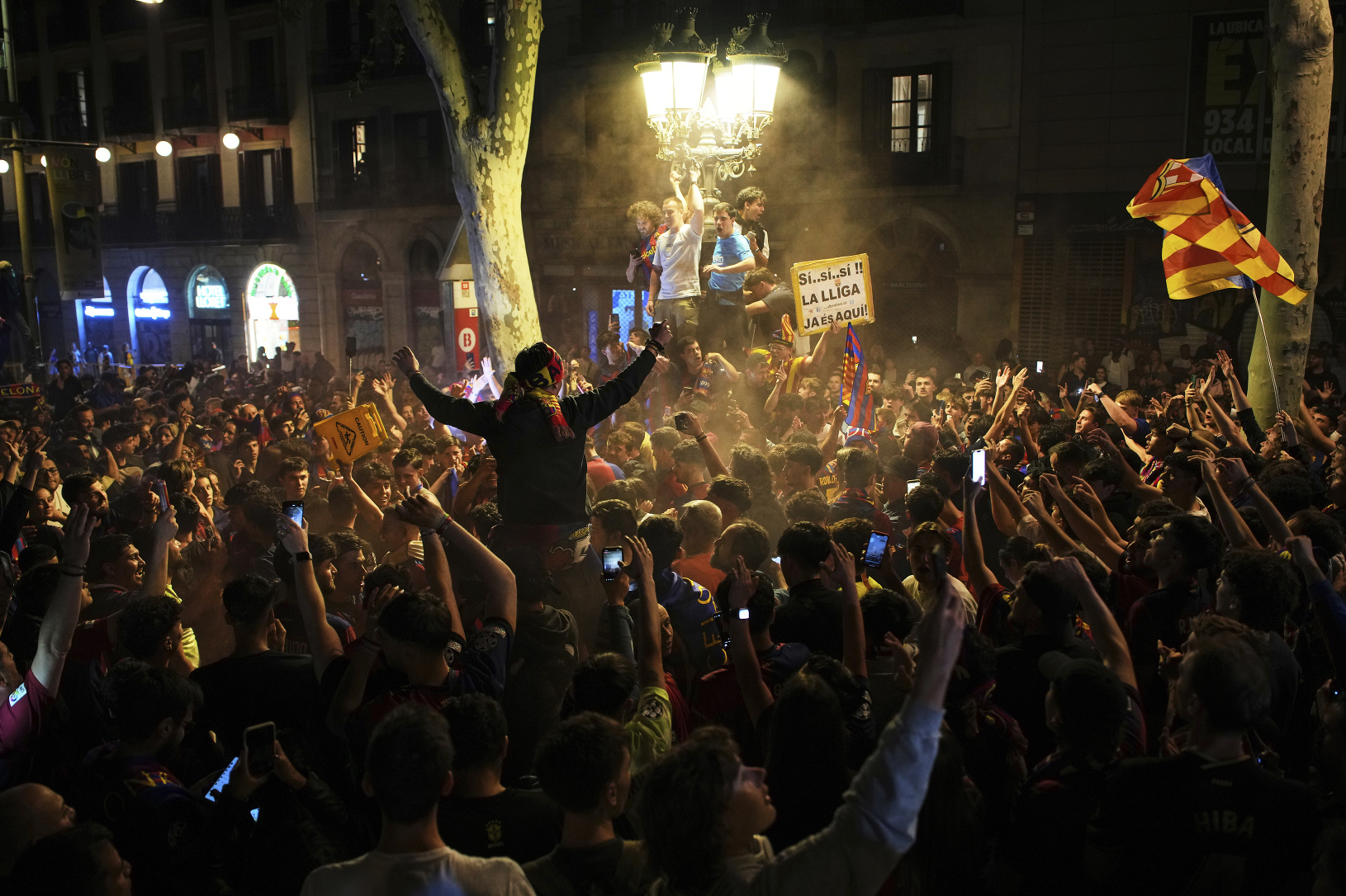 Fanúšikovia Barcelony oslavujú zisk