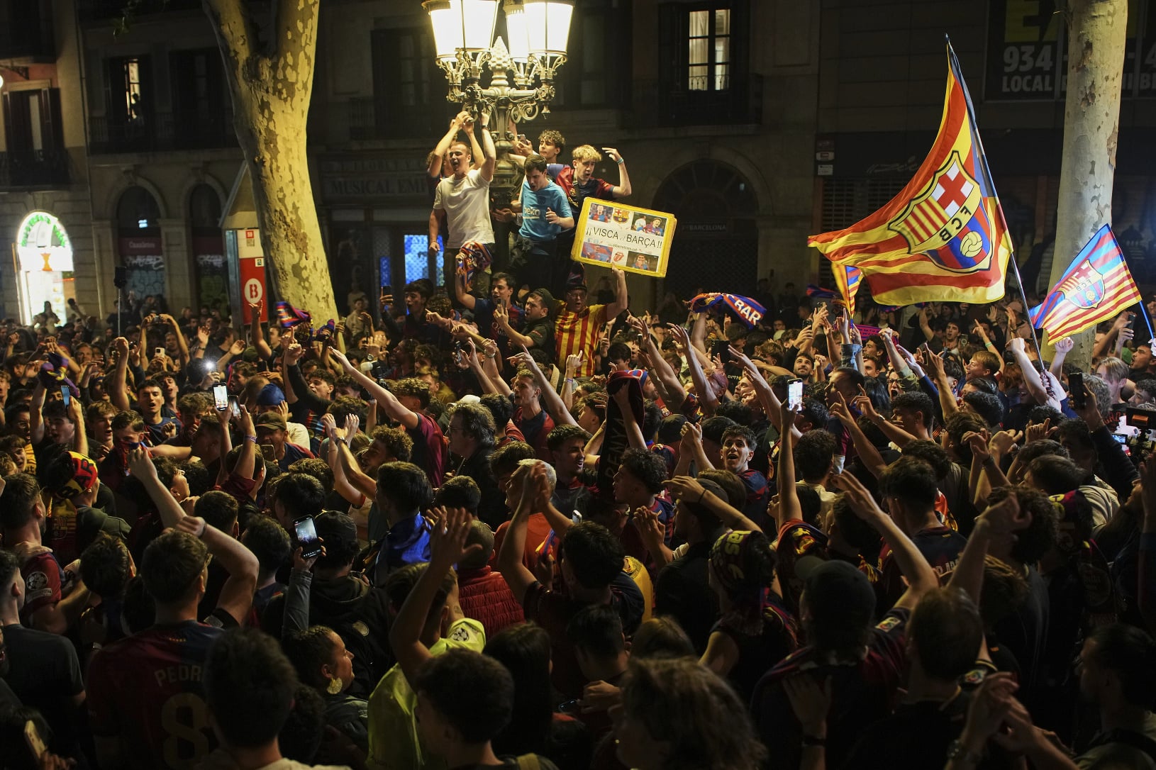Fanúšikovia Barcelony oslavujú zisk