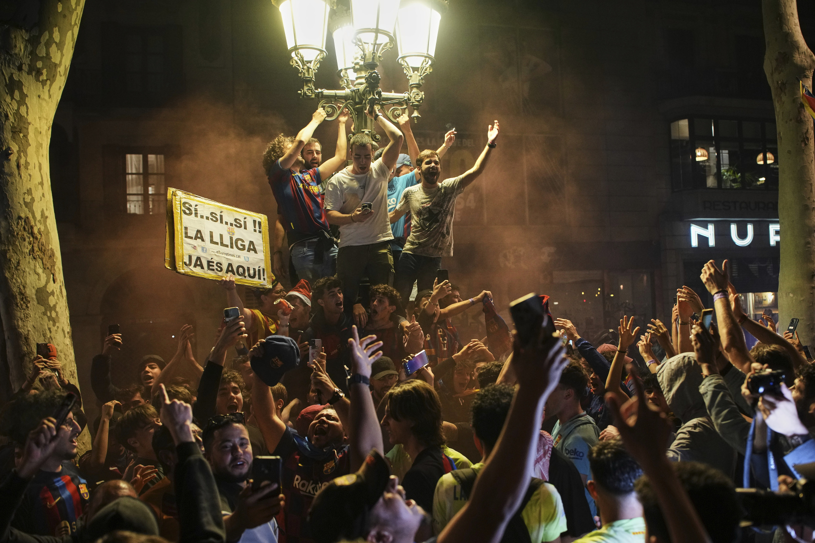 Fanúšikovia Barcelony oslavujú zisk