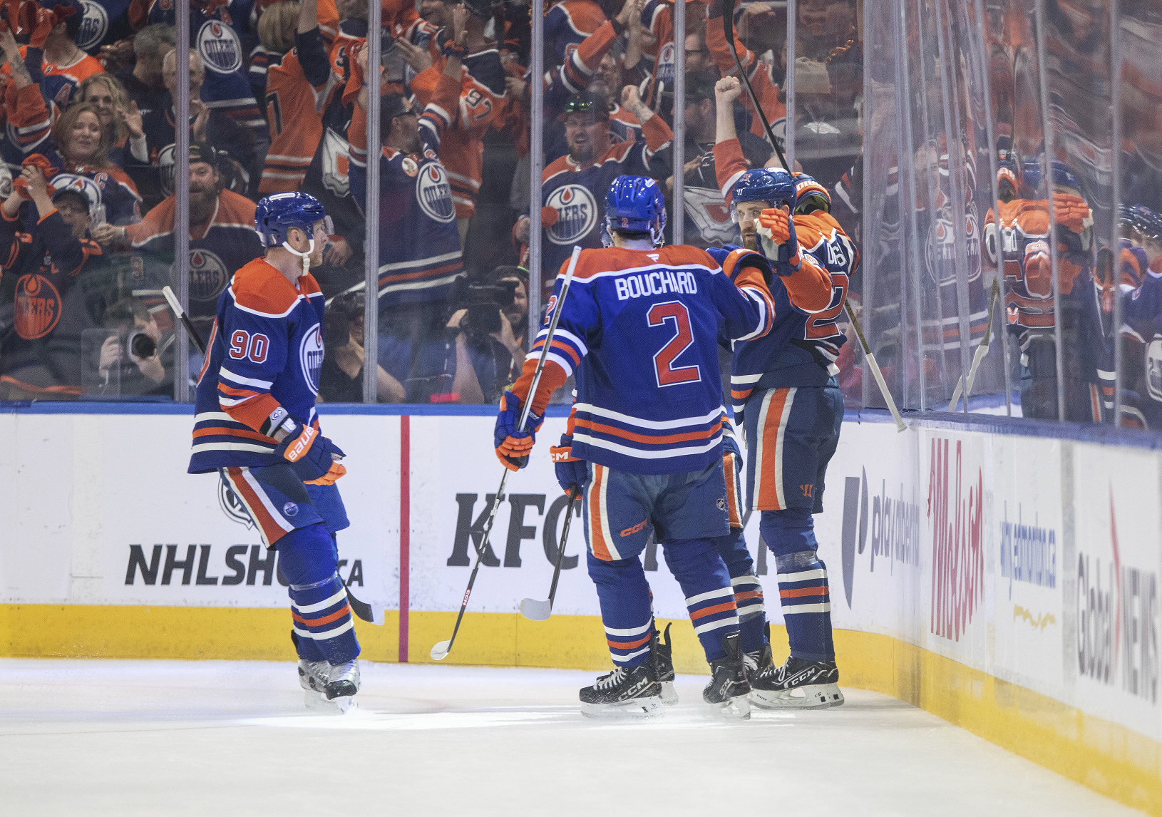 Hokejisti Oilers oslavujú gól