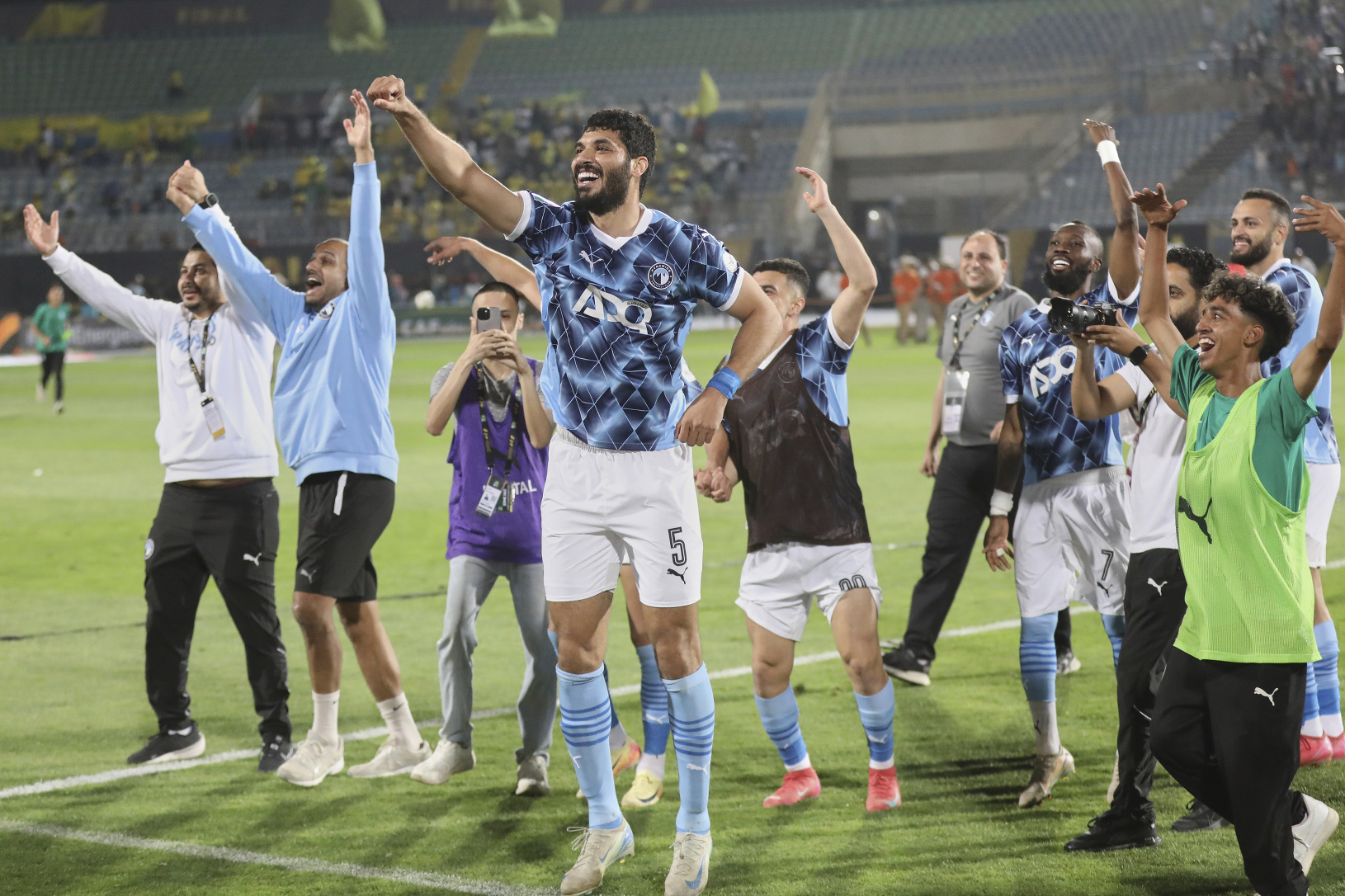 Futbalisti FC Pyramids oslavujú