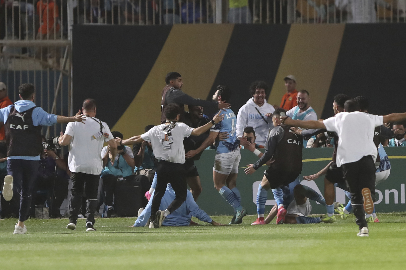 Futbalisti FC Pyramids oslavujú