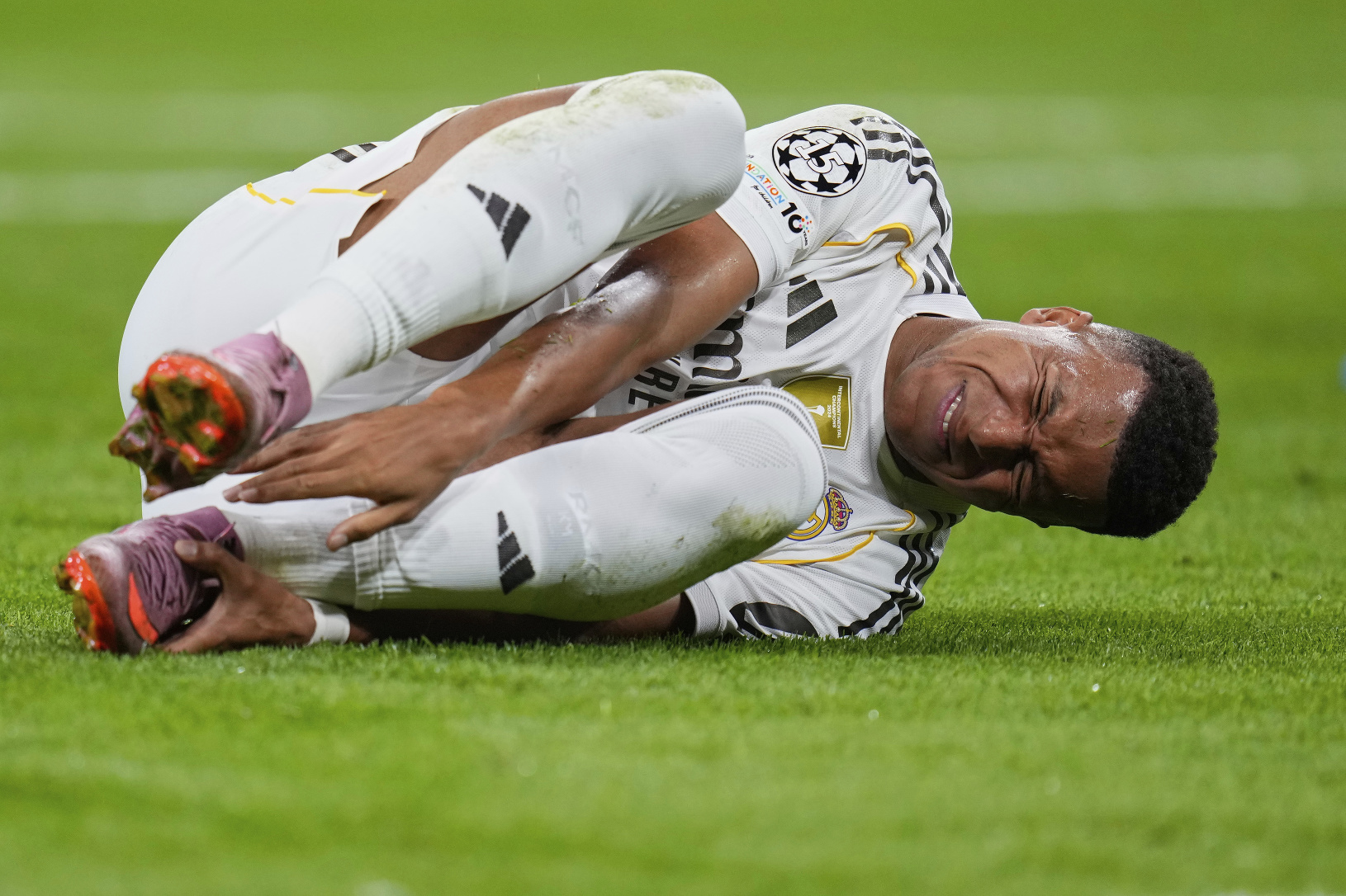 Kylian Mbappe po zákroku