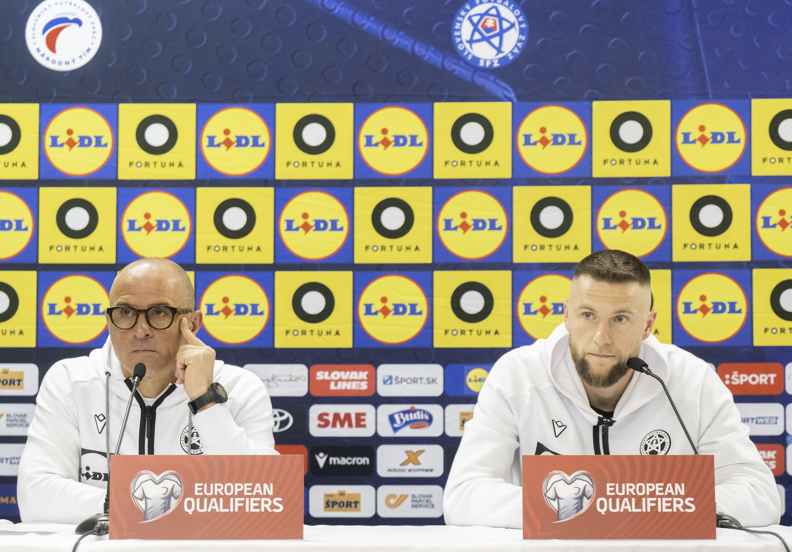 Zľava tréner slovenskej futbalovej